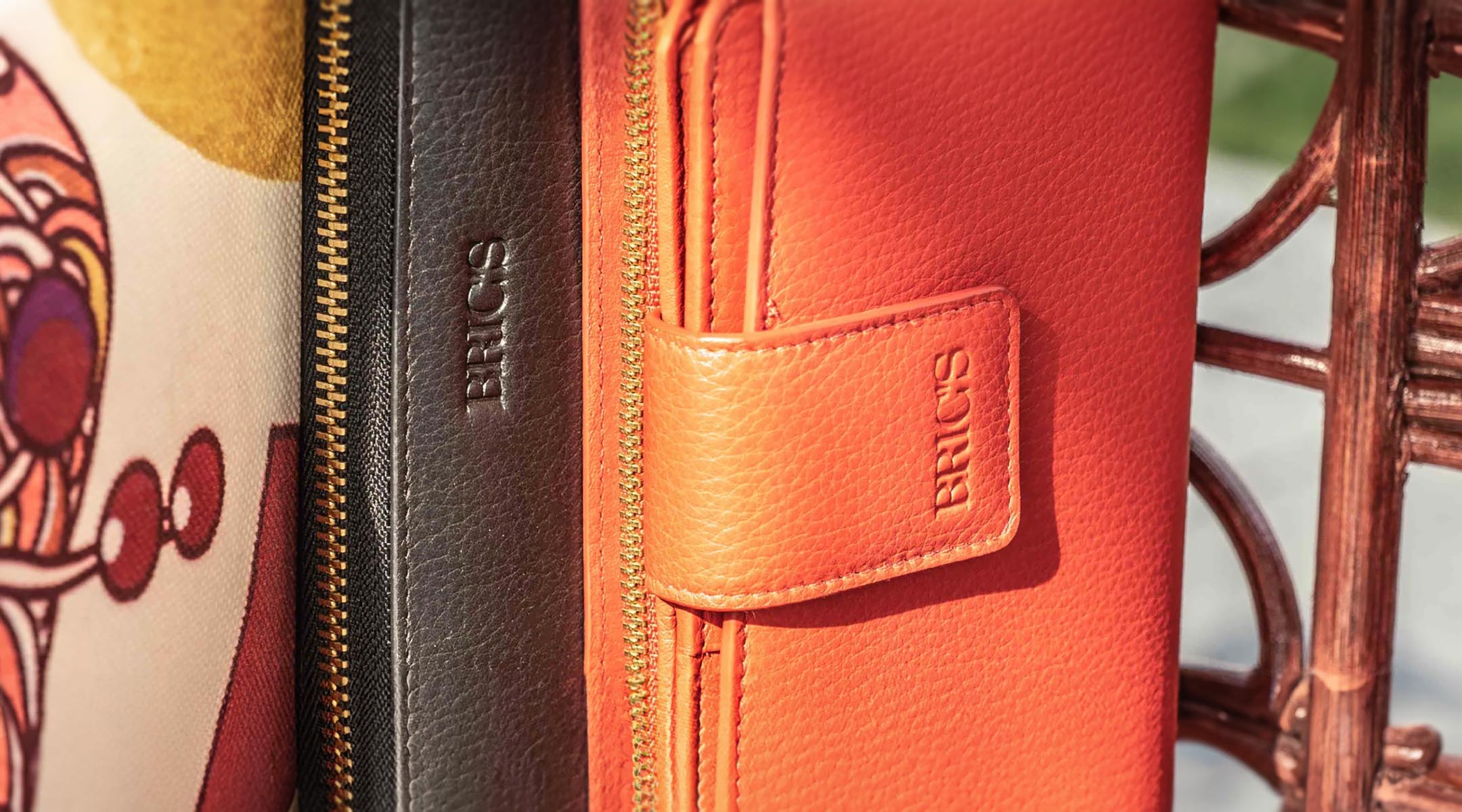5 Travel Essentials for Your Wallet